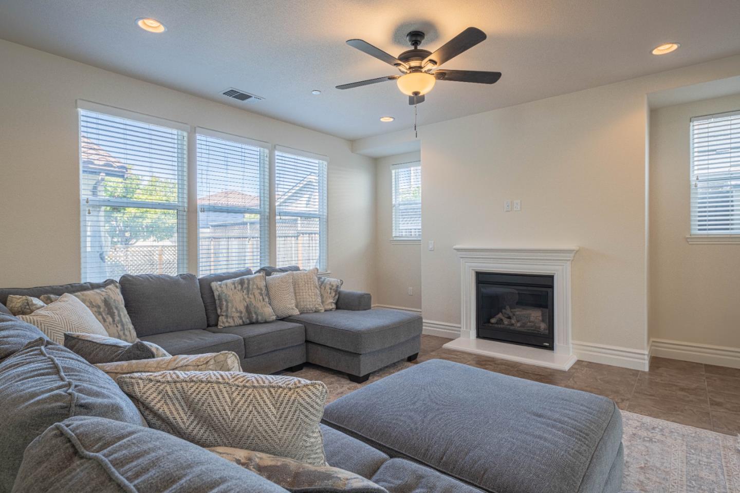 Detail Gallery Image 9 of 43 For 13713 Sherman Blvd, Marina,  CA 93933 - 4 Beds | 2/1 Baths