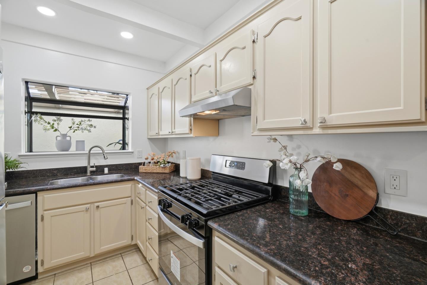 Detail Gallery Image 12 of 31 For 10477 Mary Ave, Cupertino,  CA 95014 - 2 Beds | 1/1 Baths