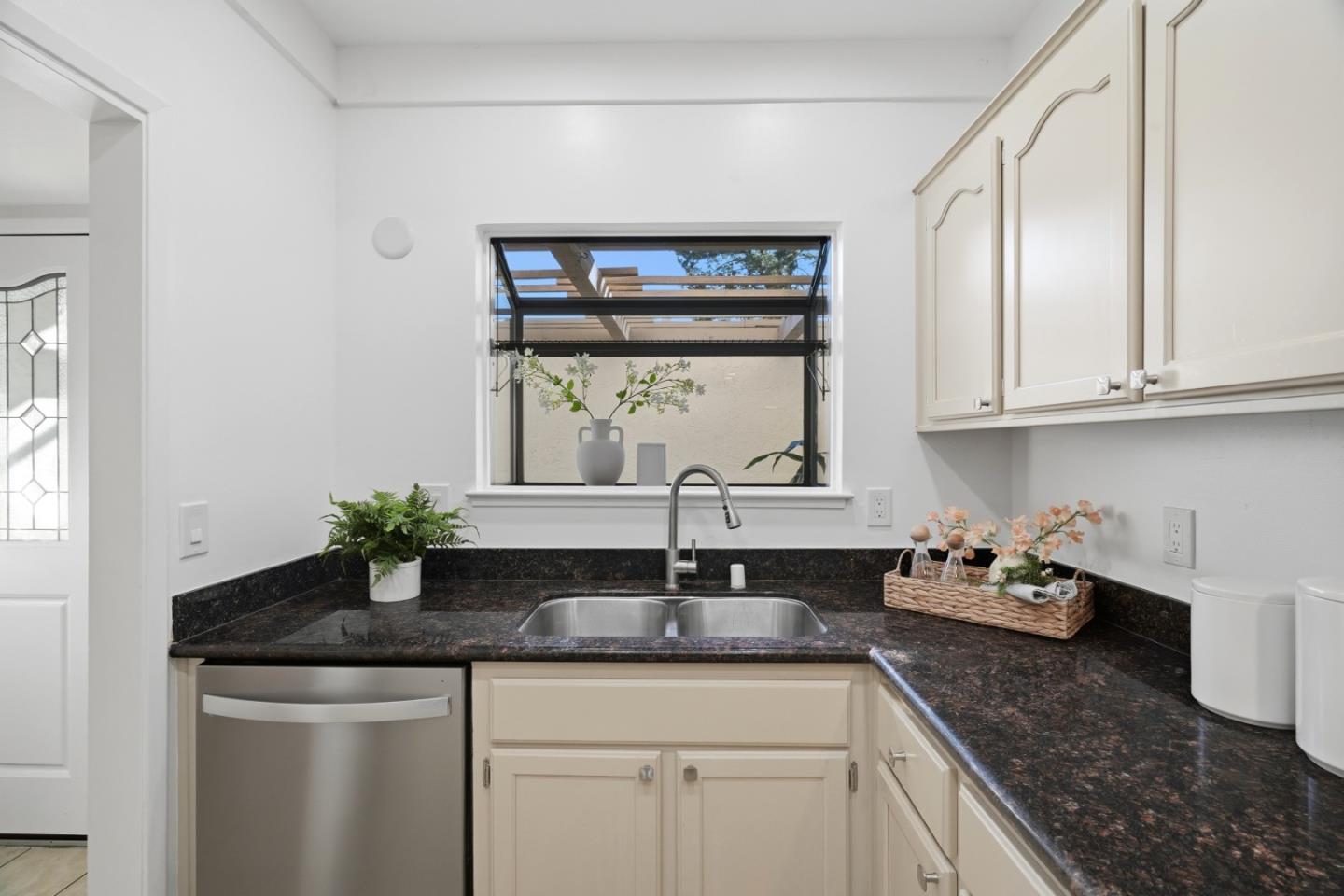 Detail Gallery Image 13 of 31 For 10477 Mary Ave, Cupertino,  CA 95014 - 2 Beds | 1/1 Baths