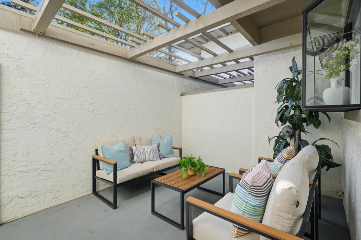 Detail Gallery Image 6 of 31 For 10477 Mary Ave, Cupertino,  CA 95014 - 2 Beds | 1/1 Baths