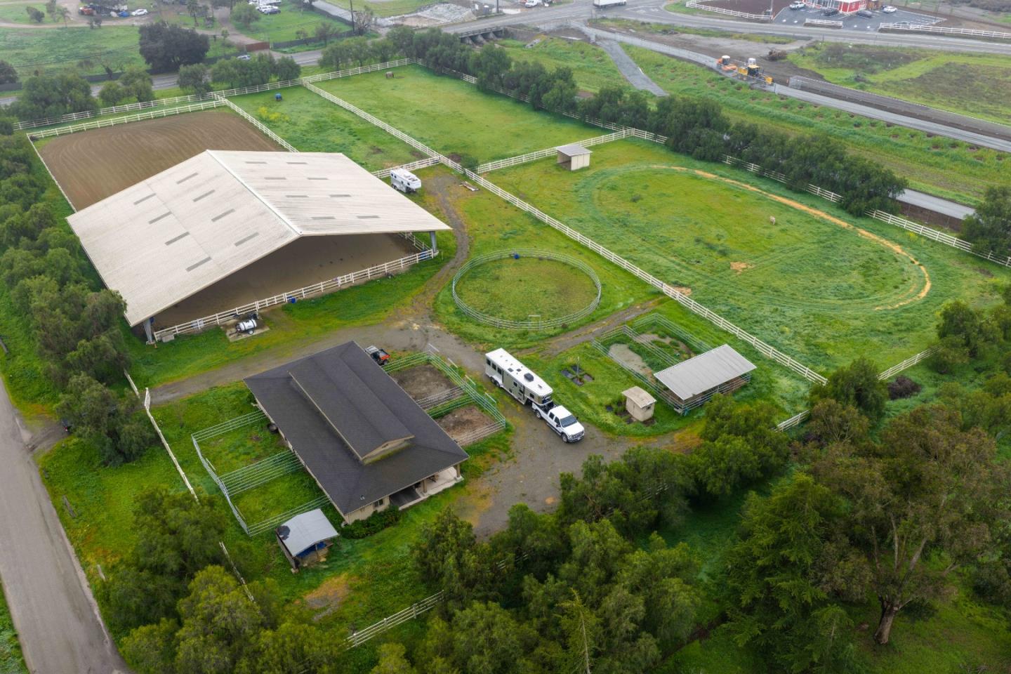 Detail Gallery Image 10 of 12 For 13575 Mammini Ct, San Martin,  CA 95046 - 4 Beds | 3/1 Baths