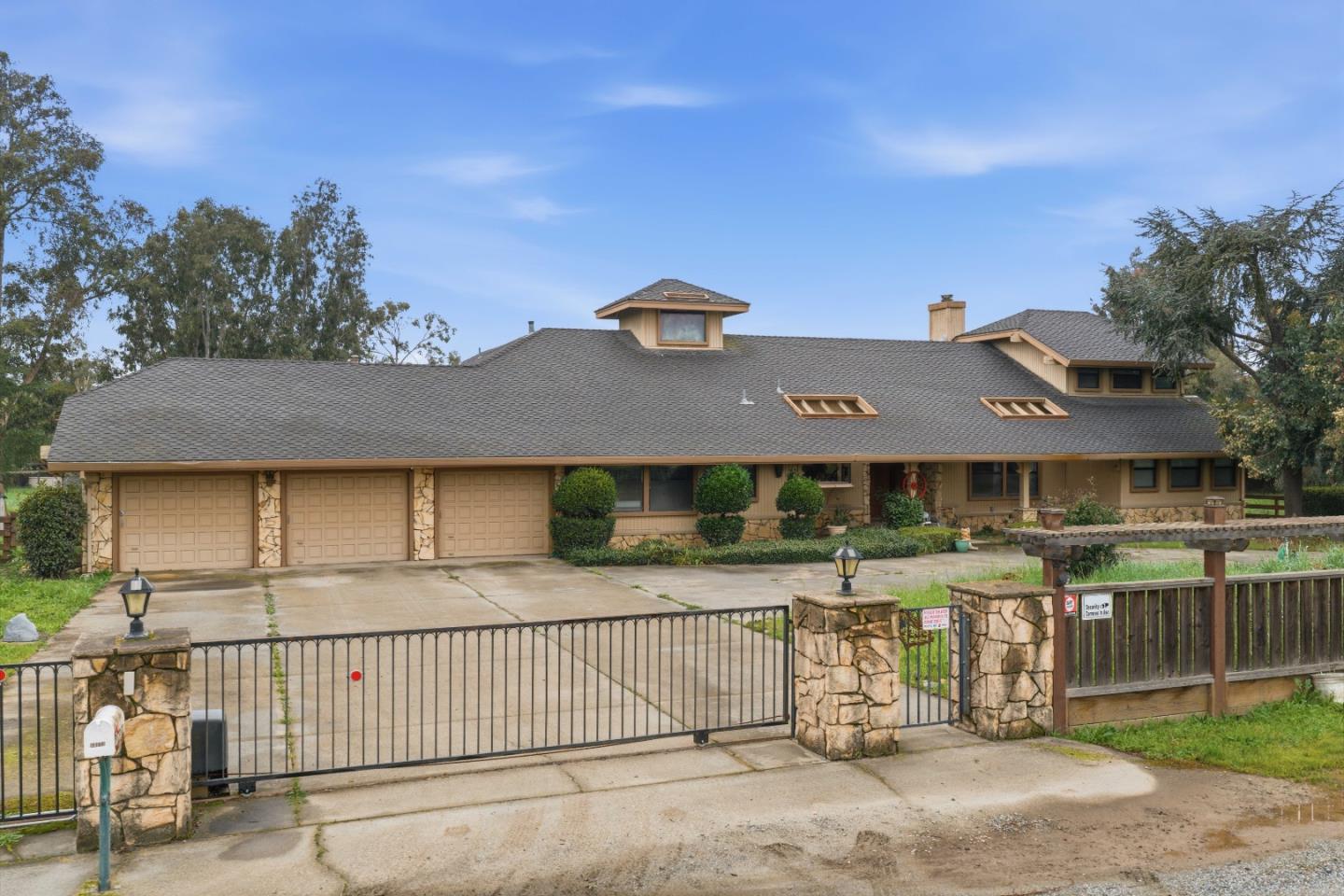 Detail Gallery Image 5 of 12 For 13575 Mammini Ct, San Martin,  CA 95046 - 4 Beds | 3/1 Baths