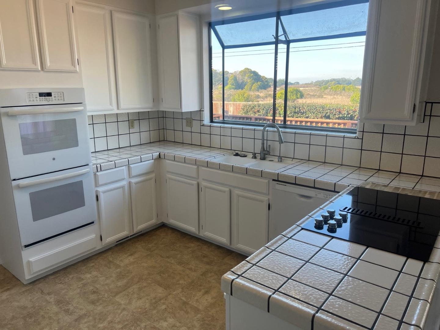 Detail Gallery Image 8 of 16 For 381 Saint Andrews Ln, Half Moon Bay,  CA 94019 - 3 Beds | 2/1 Baths