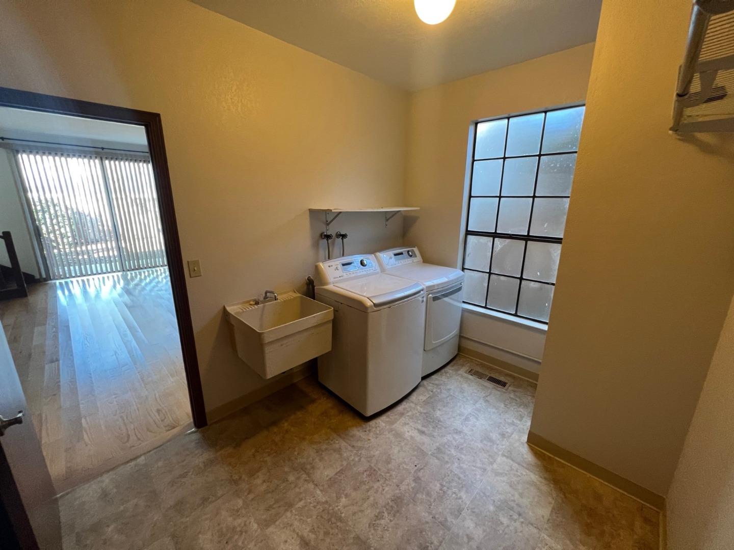 Detail Gallery Image 9 of 16 For 381 Saint Andrews Ln, Half Moon Bay,  CA 94019 - 3 Beds | 2/1 Baths