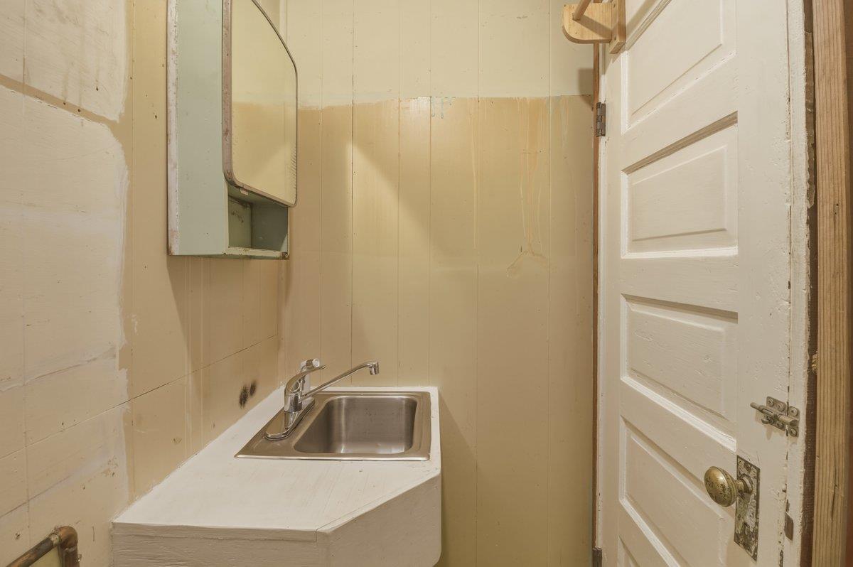 Detail Gallery Image 9 of 26 For 529 Wave St, Monterey,  CA 93940 - 3 Beds | 1/1 Baths