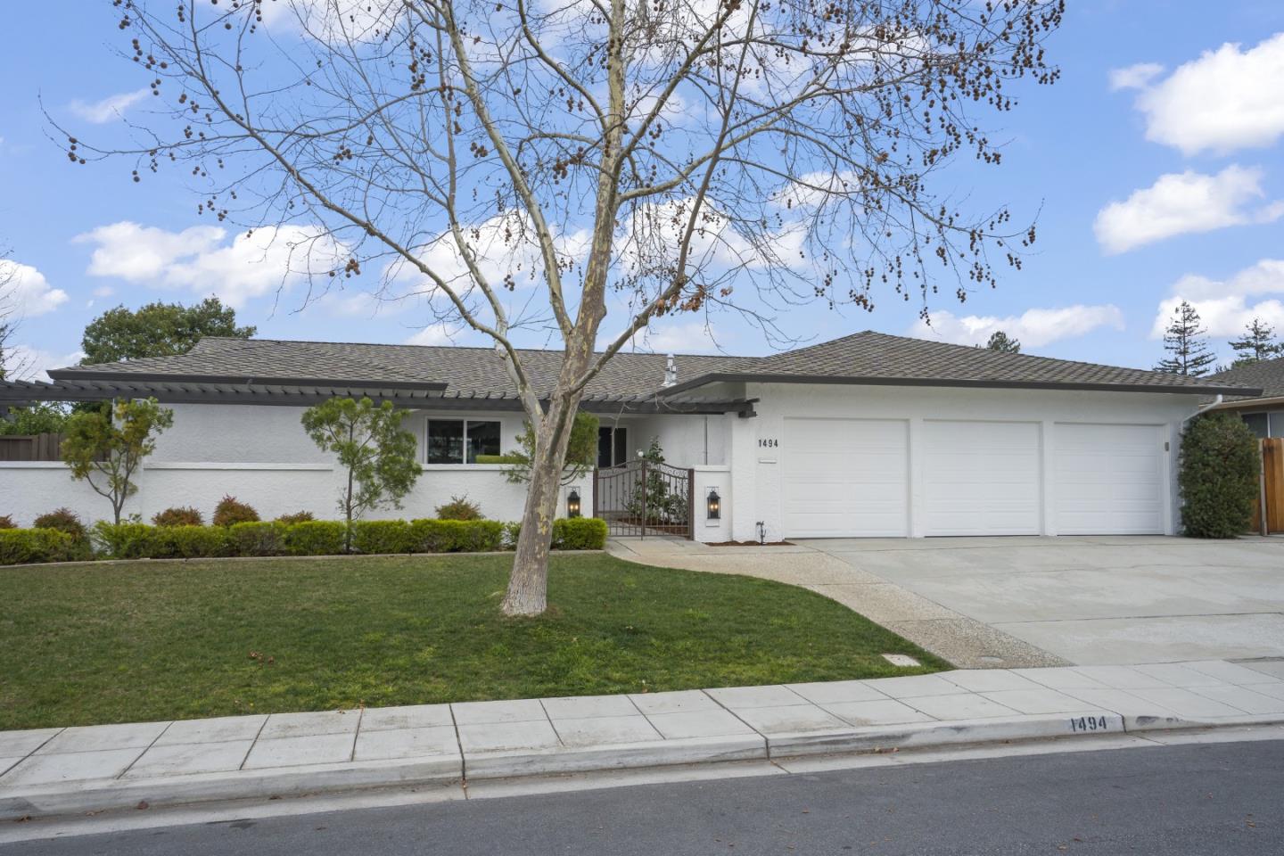 Detail Gallery Image 4 of 49 For 1494 Valcartier Dr, Sunnyvale,  CA 94087 - 4 Beds | 2/1 Baths