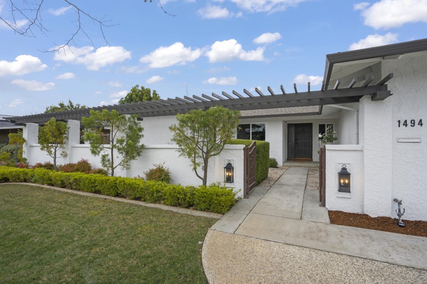 Detail Gallery Image 8 of 49 For 1494 Valcartier Dr, Sunnyvale,  CA 94087 - 4 Beds | 2/1 Baths