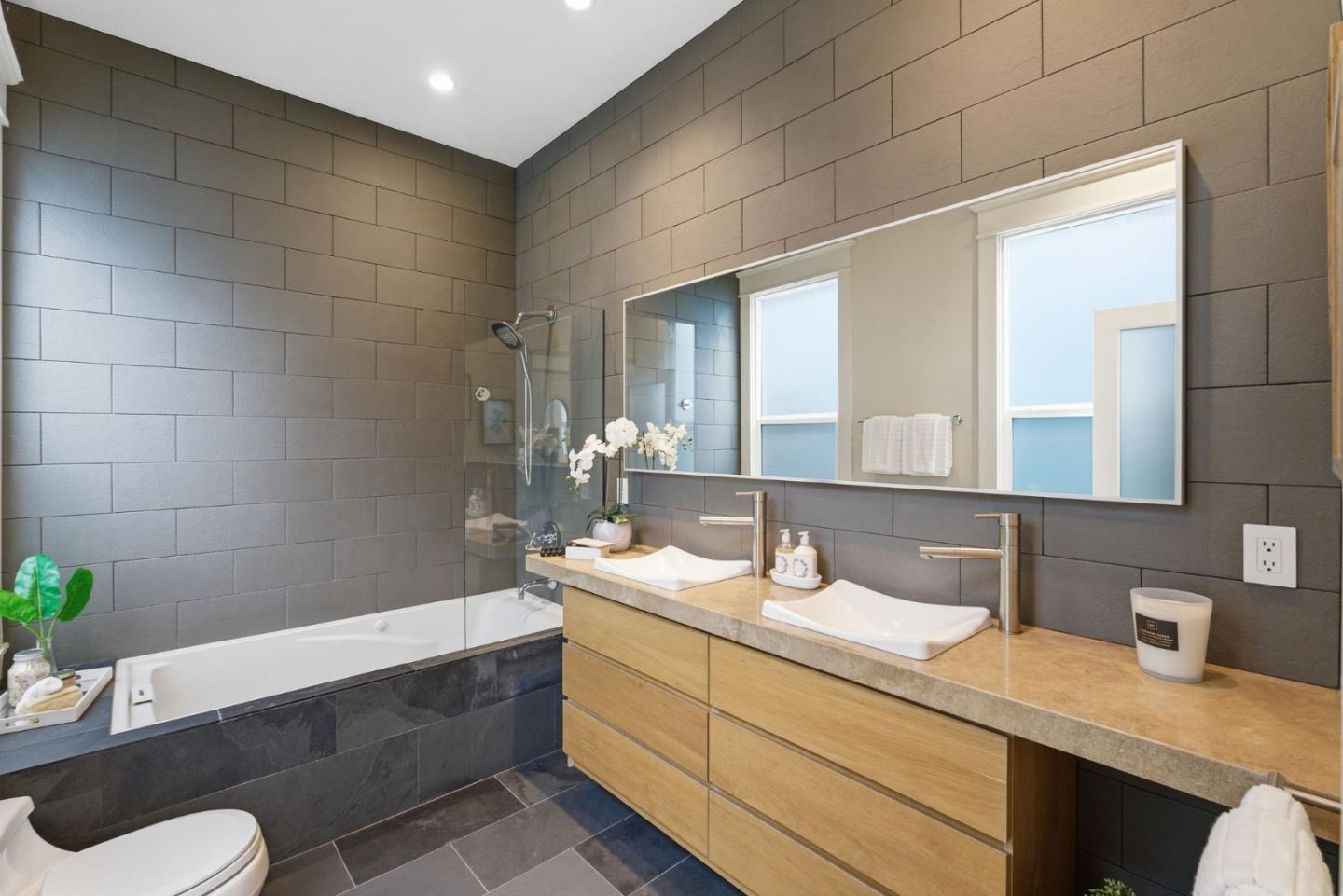 Detail Gallery Image 17 of 41 For 471 South Van Ness Ave, San Francisco,  CA 94103 - 4 Beds | 3 Baths