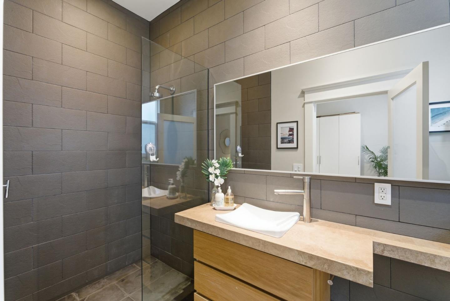 Detail Gallery Image 25 of 41 For 471 South Van Ness Ave, San Francisco,  CA 94103 - 4 Beds | 3 Baths