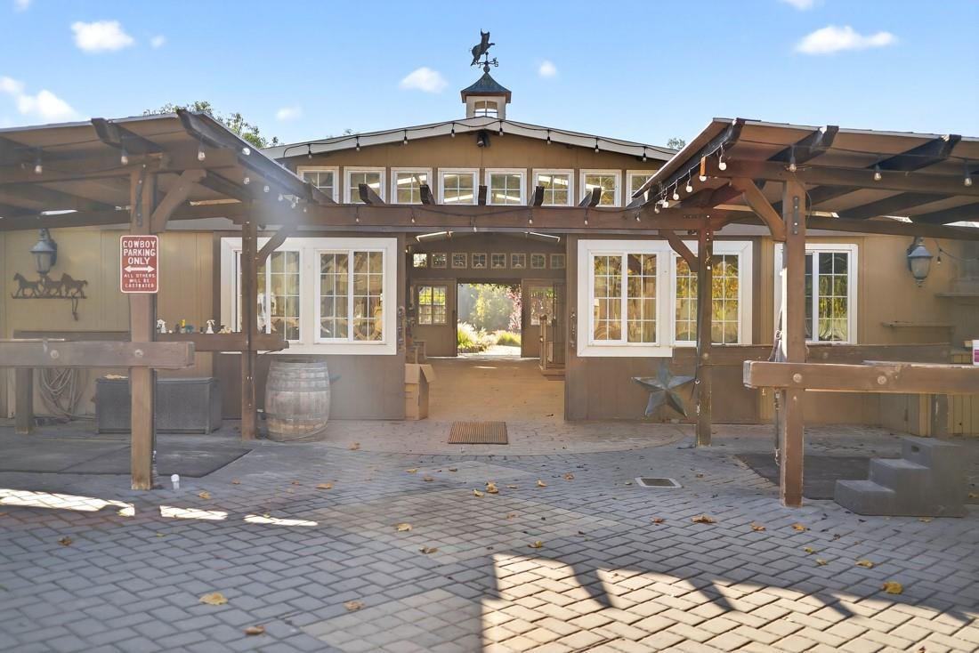 Detail Gallery Image 12 of 52 For 3970 Leavesley Rd, Gilroy,  CA 95020 - 7 Beds | 5/2 Baths