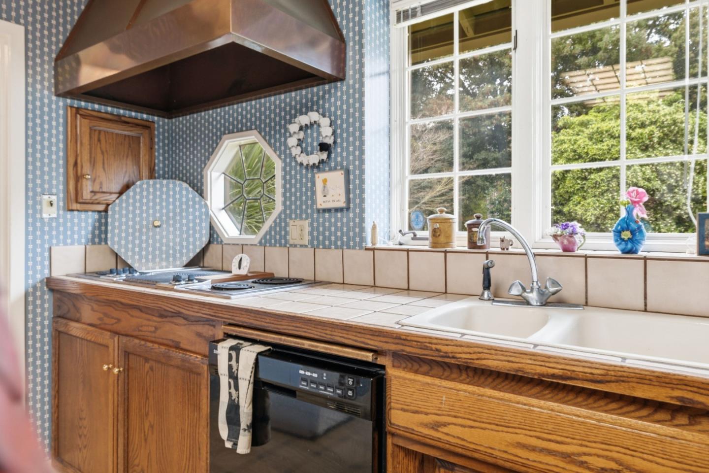 Detail Gallery Image 8 of 61 For 960 Graham Hill Rd, Santa Cruz,  CA 95060 - 2 Beds | 2 Baths