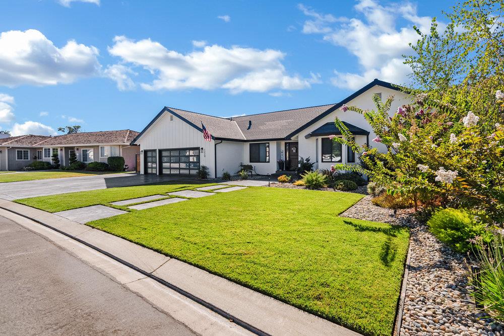 Detail Gallery Image 2 of 119 For 1220 S Ridgemark Dr, Hollister,  CA 95023 - 3 Beds | 3 Baths