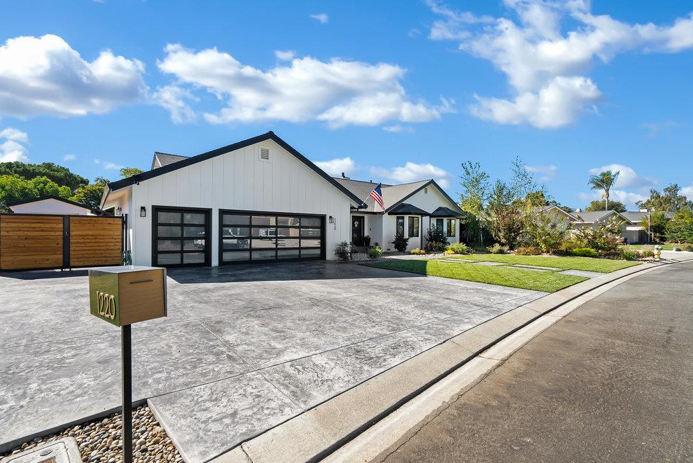 Detail Gallery Image 3 of 119 For 1220 S Ridgemark Dr, Hollister,  CA 95023 - 3 Beds | 3 Baths