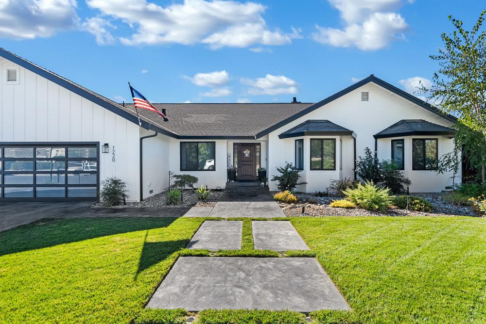 Detail Gallery Image 4 of 119 For 1220 S Ridgemark Dr, Hollister,  CA 95023 - 3 Beds | 3 Baths