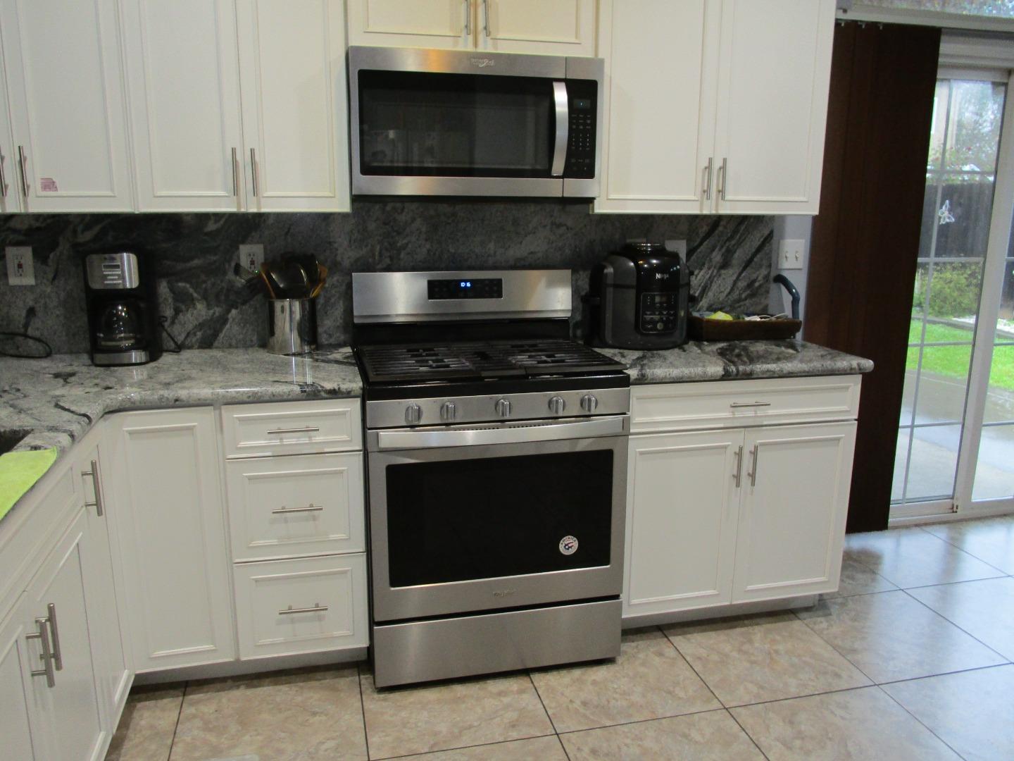 Detail Gallery Image 3 of 16 For 413 Hydrangea Ct, Merced,  CA 95341 - 4 Beds | 2/1 Baths