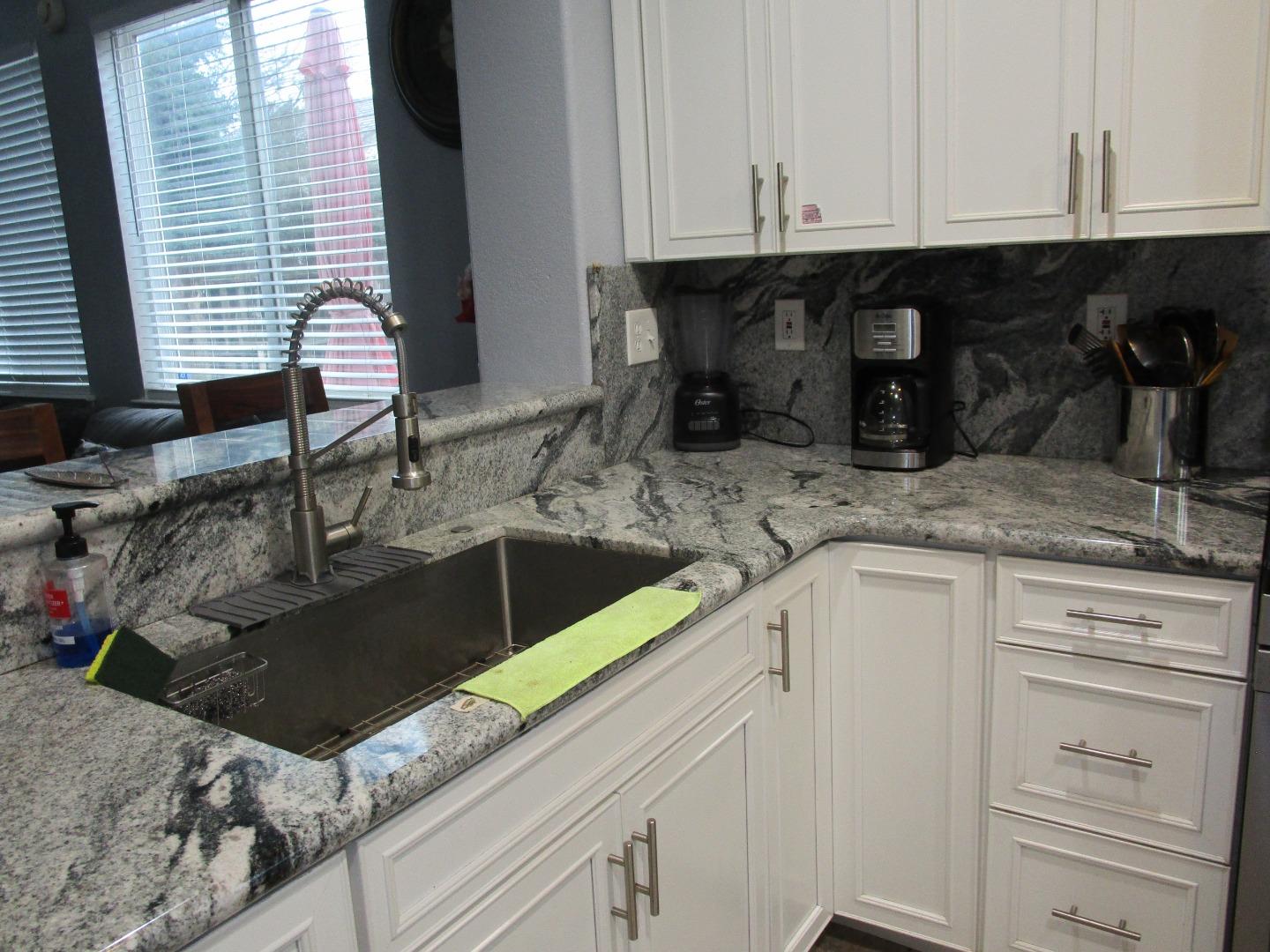 Detail Gallery Image 4 of 16 For 413 Hydrangea Ct, Merced,  CA 95341 - 4 Beds | 2/1 Baths