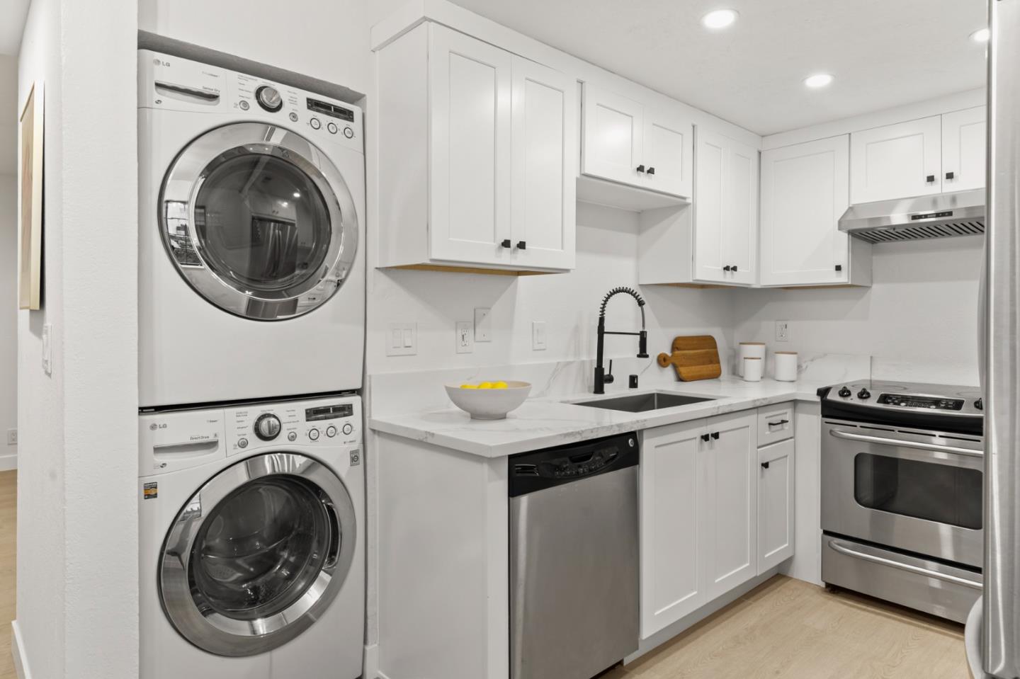 Detail Gallery Image 9 of 16 For 1040 Chula Vista Ter, Sunnyvale,  CA 94086 - 2 Beds | 2/1 Baths