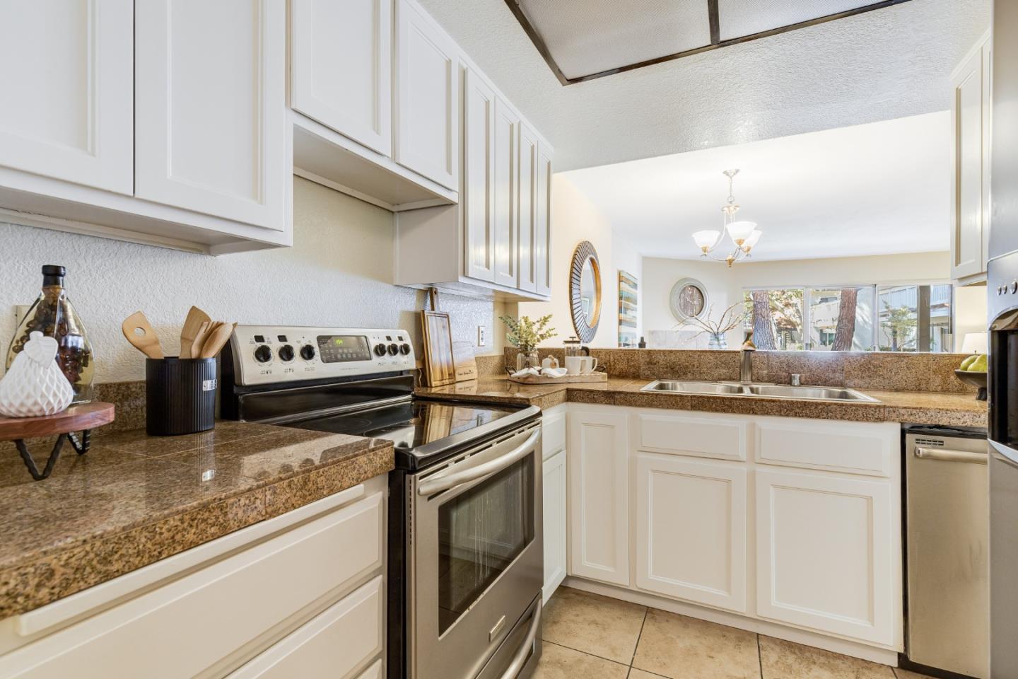 Detail Gallery Image 3 of 16 For 2197 Summerton Dr, San Jose,  CA 95122 - 2 Beds | 2/1 Baths