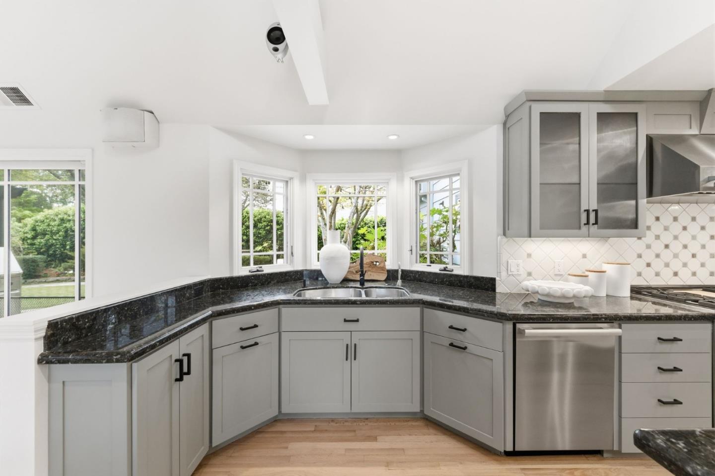 Detail Gallery Image 11 of 38 For 16508 Oleander Ave, Los Gatos,  CA 95032 - 5 Beds | 3 Baths