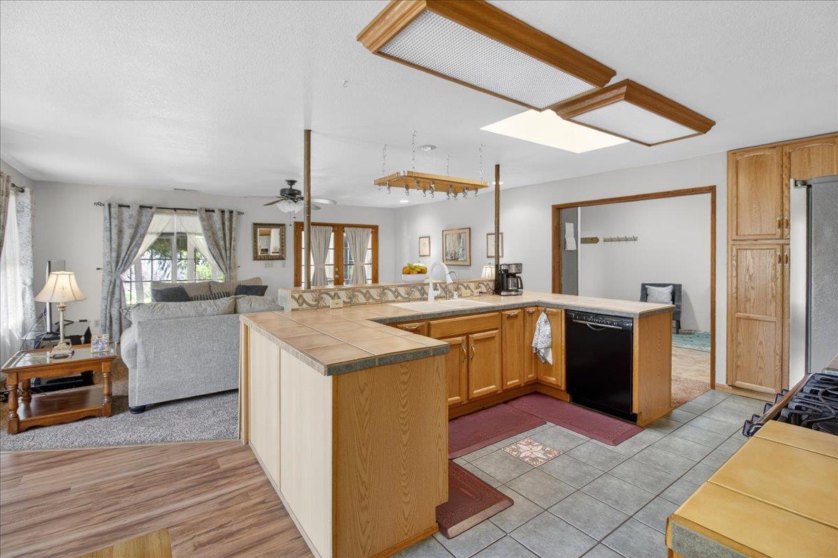 Detail Gallery Image 17 of 41 For 1222 via Del Sol Rd, Salinas,  CA 93907 - 5 Beds | 4/1 Baths