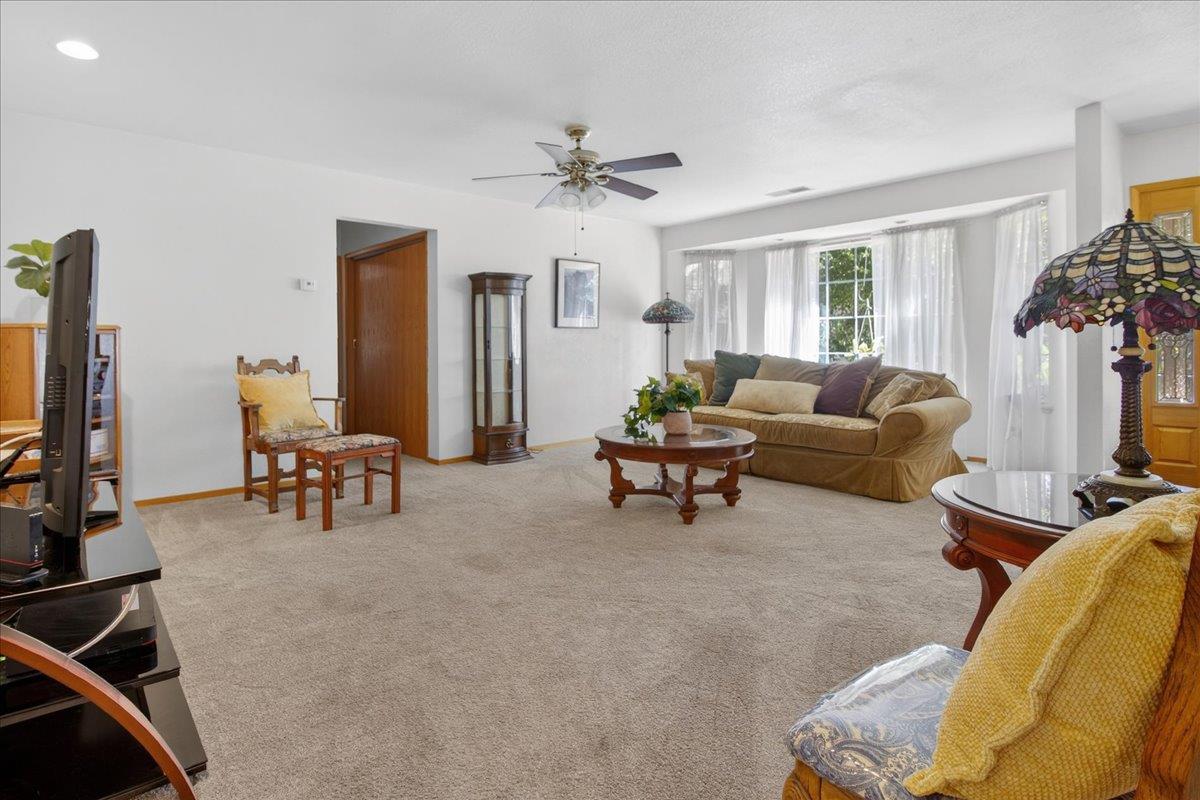 Detail Gallery Image 19 of 41 For 1222 via Del Sol Rd, Salinas,  CA 93907 - 5 Beds | 4/1 Baths