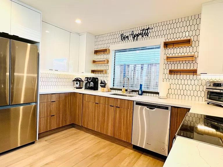 Detail Gallery Image 10 of 42 For 2050 Williams St, Palo Alto,  CA 94306 - 6 Beds | 3 Baths