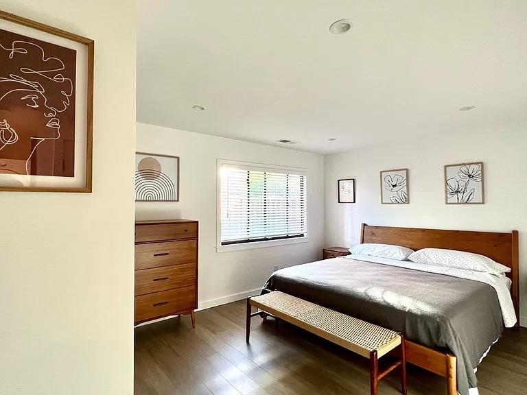 Detail Gallery Image 22 of 42 For 2050 Williams St, Palo Alto,  CA 94306 - 6 Beds | 3 Baths