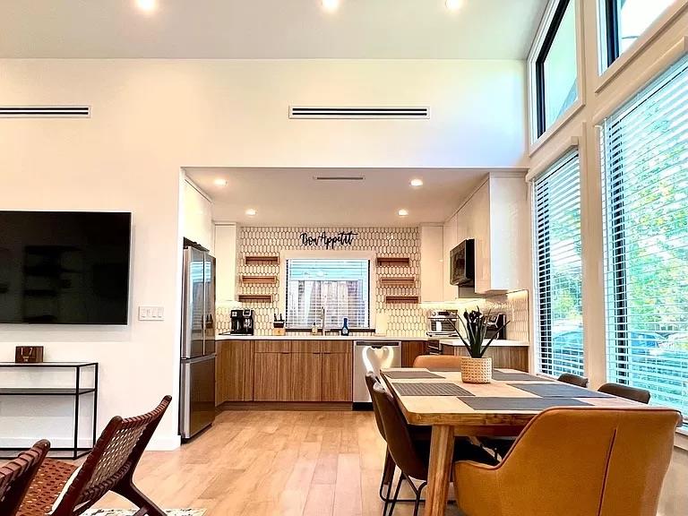 Detail Gallery Image 7 of 42 For 2050 Williams St, Palo Alto,  CA 94306 - 6 Beds | 3 Baths