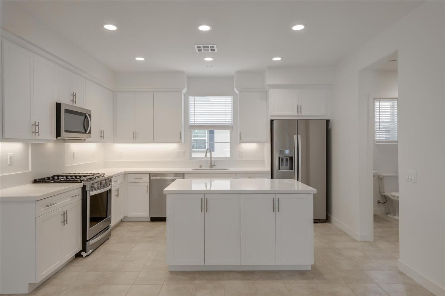 Detail Gallery Image 11 of 41 For 4367 Pacifica Way #4,  Oceanside,  CA 92056 - 3 Beds | 3/1 Baths