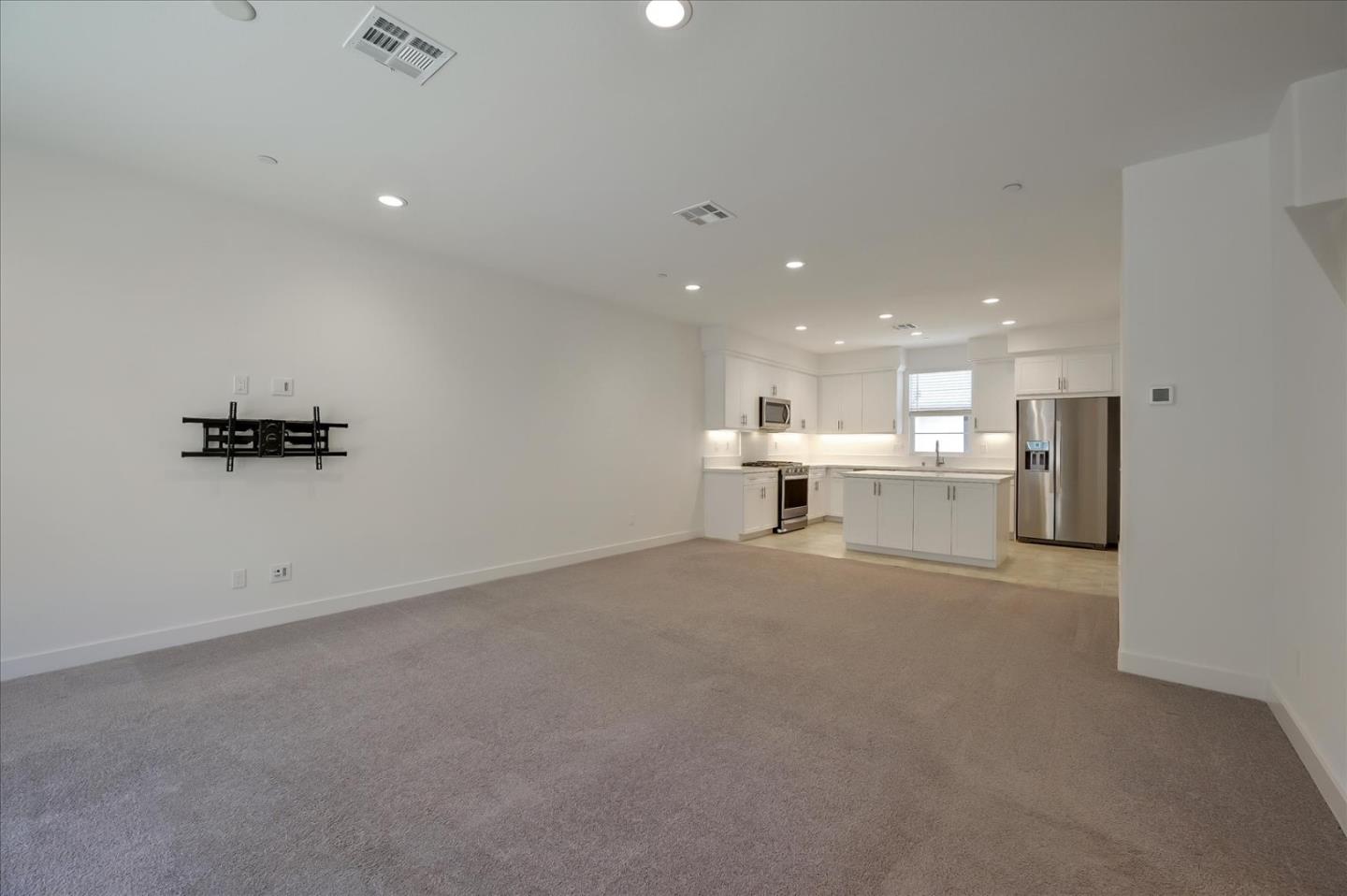 Detail Gallery Image 4 of 41 For 4367 Pacifica Way #4,  Oceanside,  CA 92056 - 3 Beds | 3/1 Baths