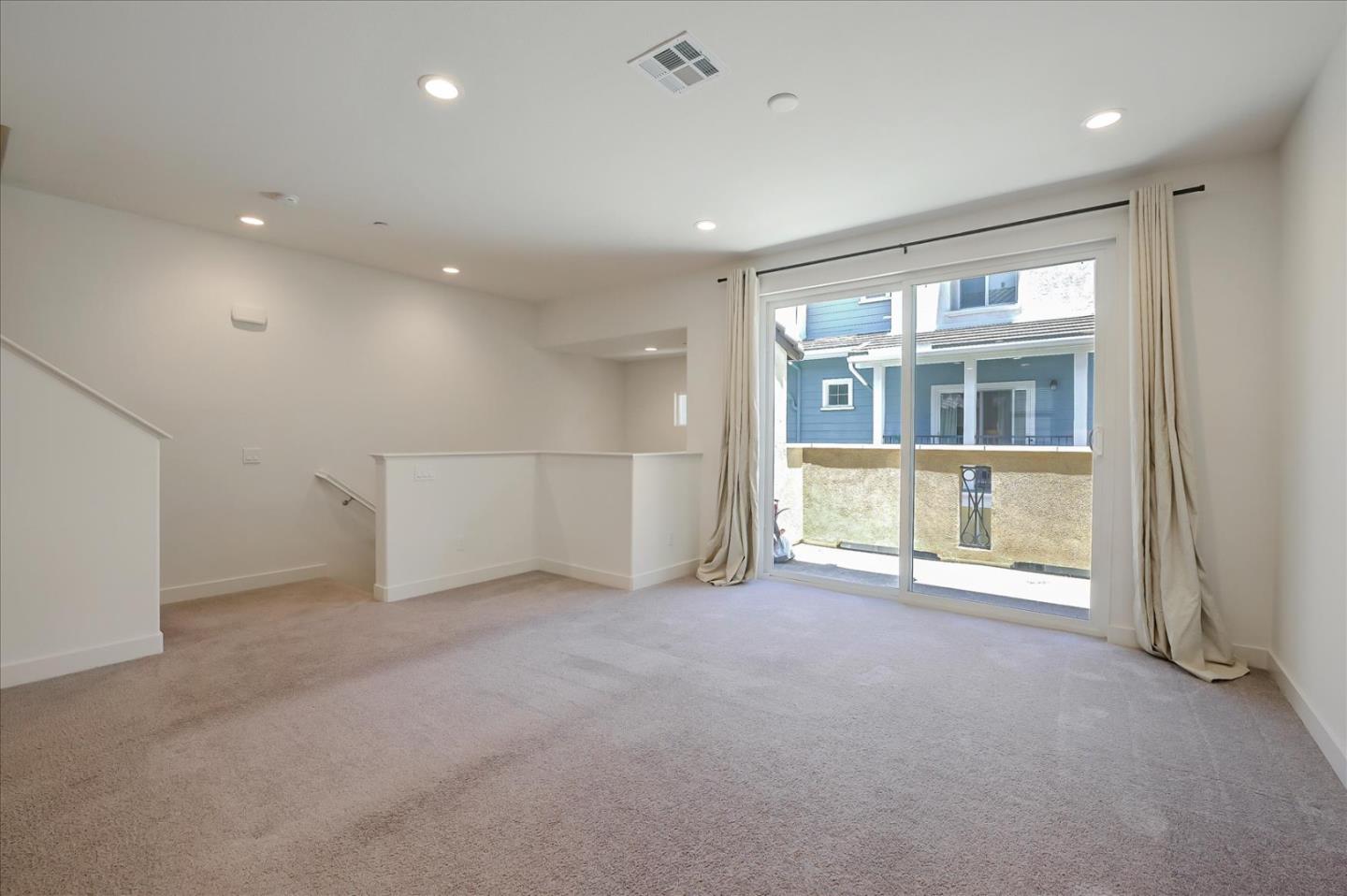 Detail Gallery Image 8 of 41 For 4367 Pacifica Way #4,  Oceanside,  CA 92056 - 3 Beds | 3/1 Baths