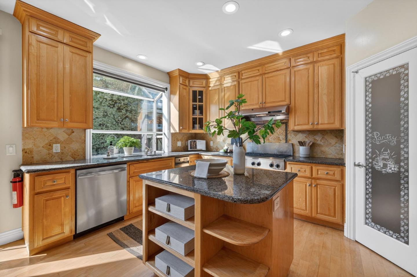 Detail Gallery Image 18 of 101 For 10175 Orange Ave, Cupertino,  CA 95014 - 6 Beds | 4/2 Baths