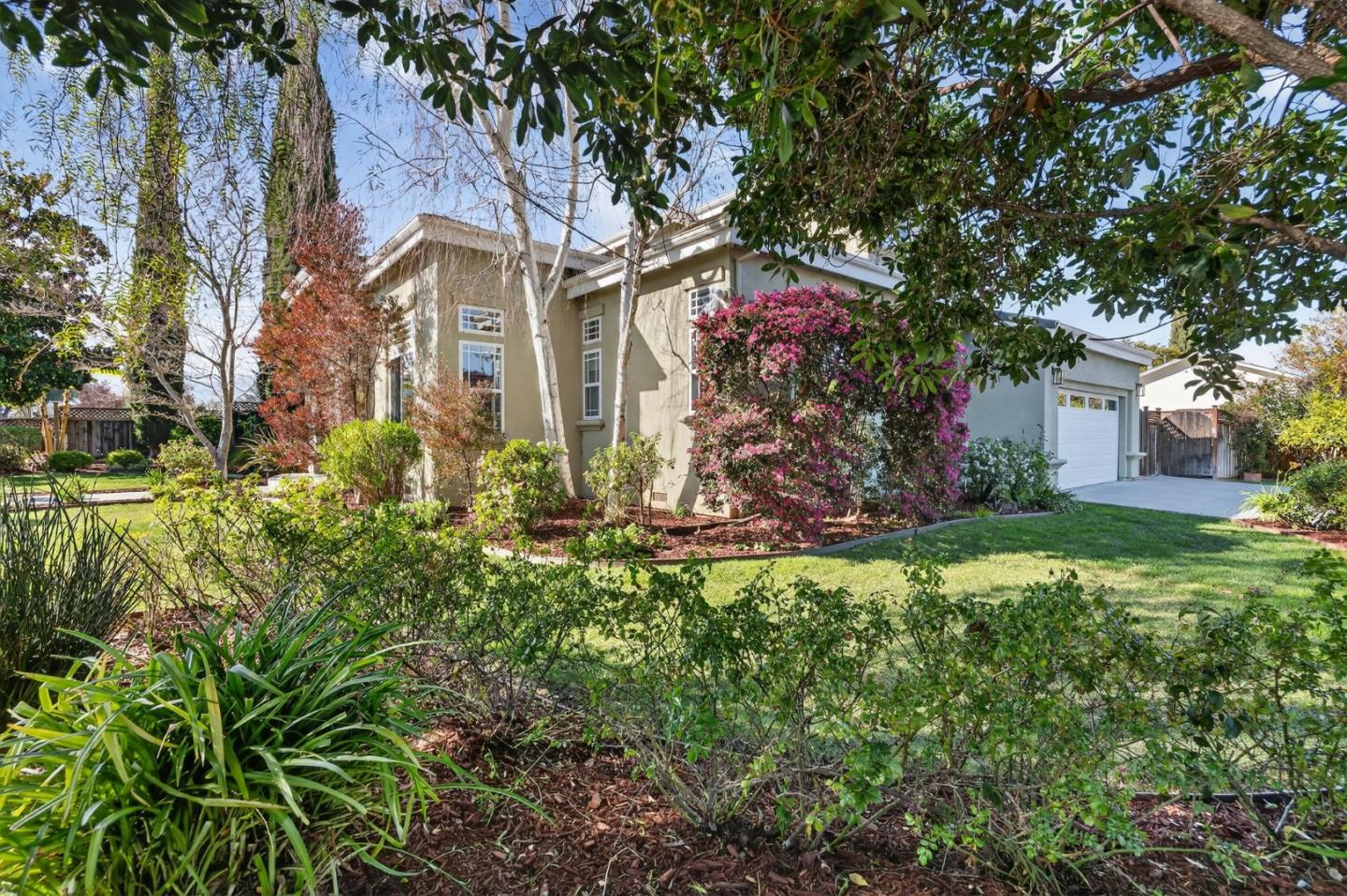 Detail Gallery Image 4 of 101 For 10175 Orange Ave, Cupertino,  CA 95014 - 6 Beds | 4/2 Baths