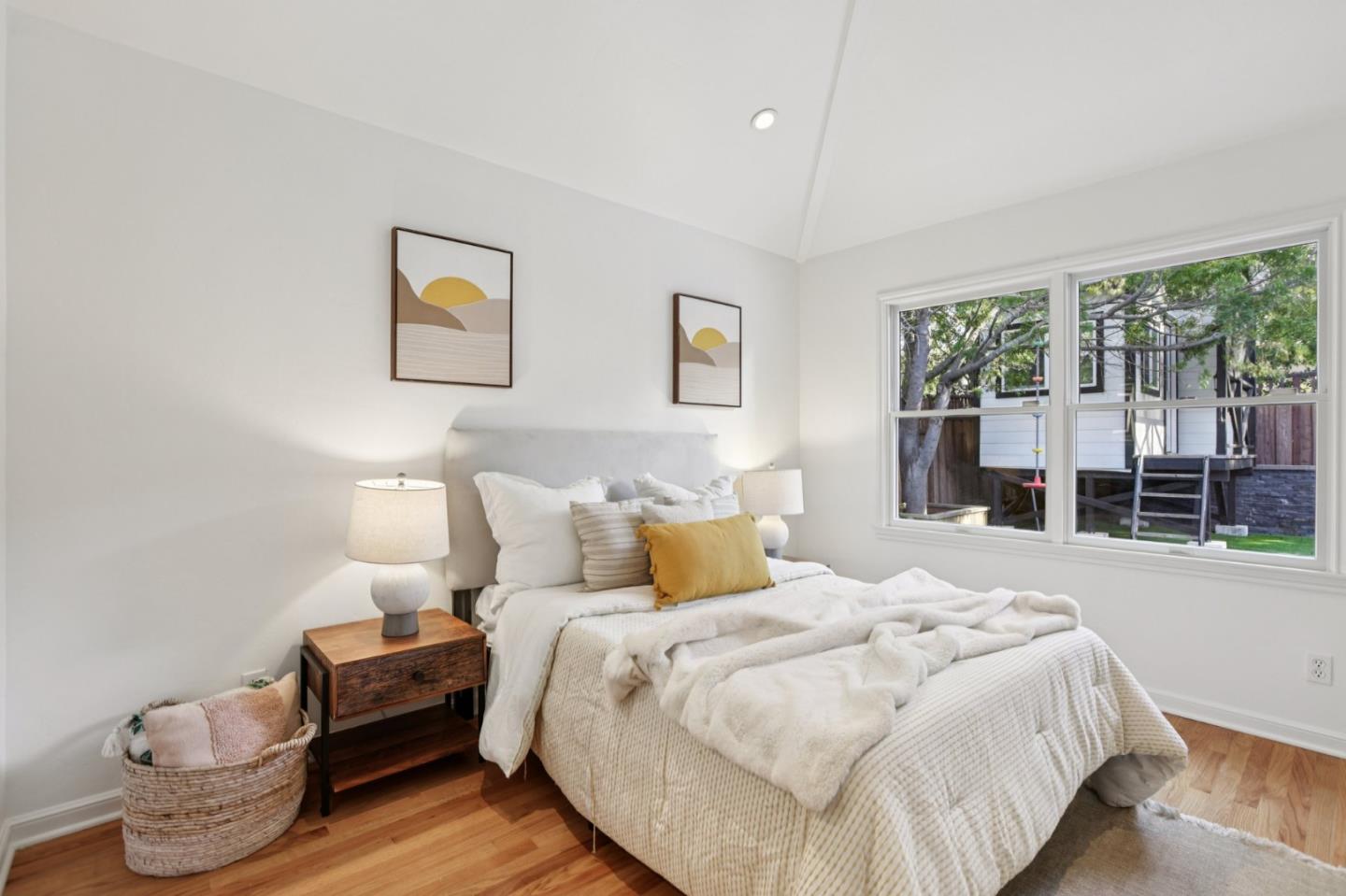 Detail Gallery Image 21 of 36 For 915 North Rd, Belmont,  CA 94002 - 3 Beds | 3 Baths