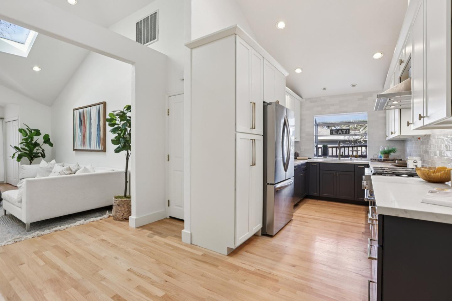 Detail Gallery Image 5 of 36 For 915 North Rd, Belmont,  CA 94002 - 3 Beds | 3 Baths