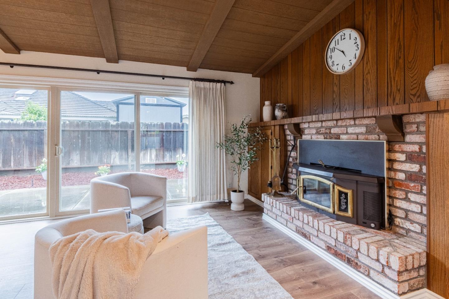 Detail Gallery Image 10 of 32 For 1130 Montecito Cir, Salinas,  CA 93901 - 3 Beds | 2 Baths