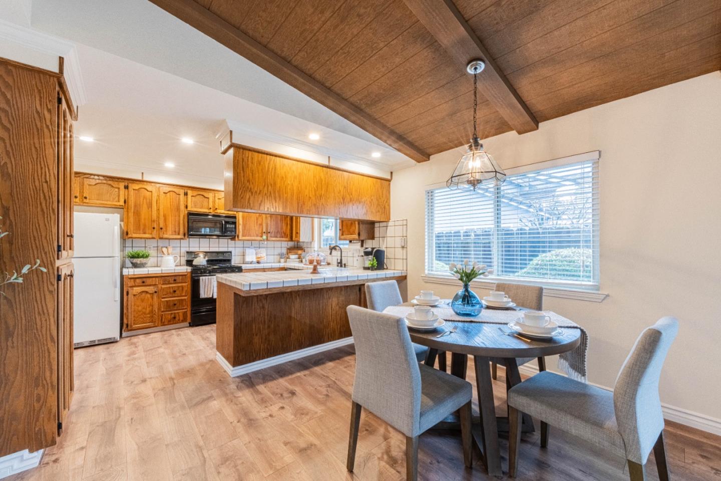 Detail Gallery Image 13 of 32 For 1130 Montecito Cir, Salinas,  CA 93901 - 3 Beds | 2 Baths