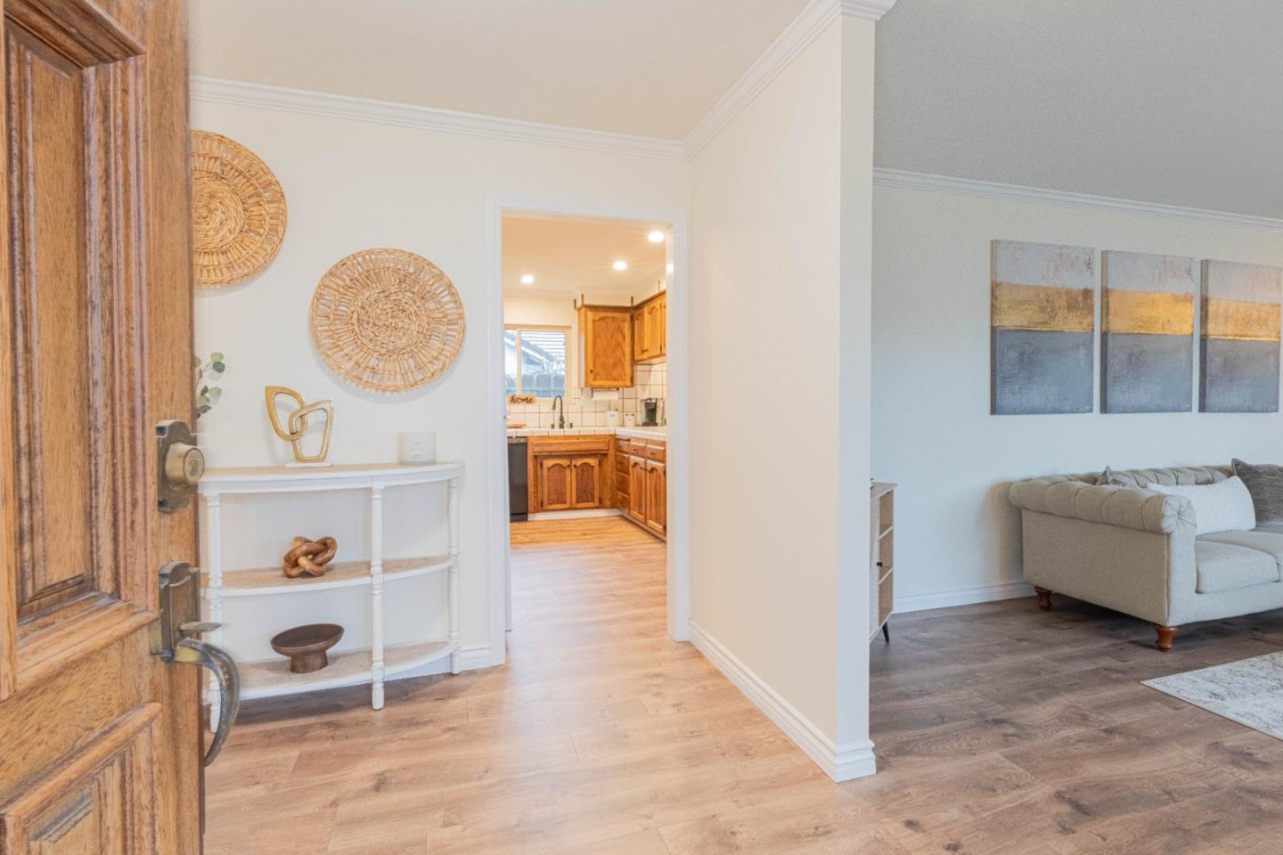 Detail Gallery Image 4 of 32 For 1130 Montecito Cir, Salinas,  CA 93901 - 3 Beds | 2 Baths