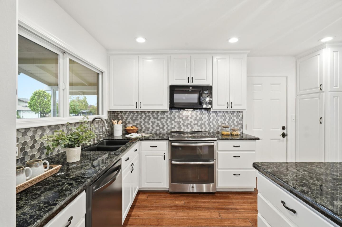 Detail Gallery Image 7 of 40 For 502 Humber Ct, Sunnyvale,  CA 94087 - 3 Beds | 2 Baths