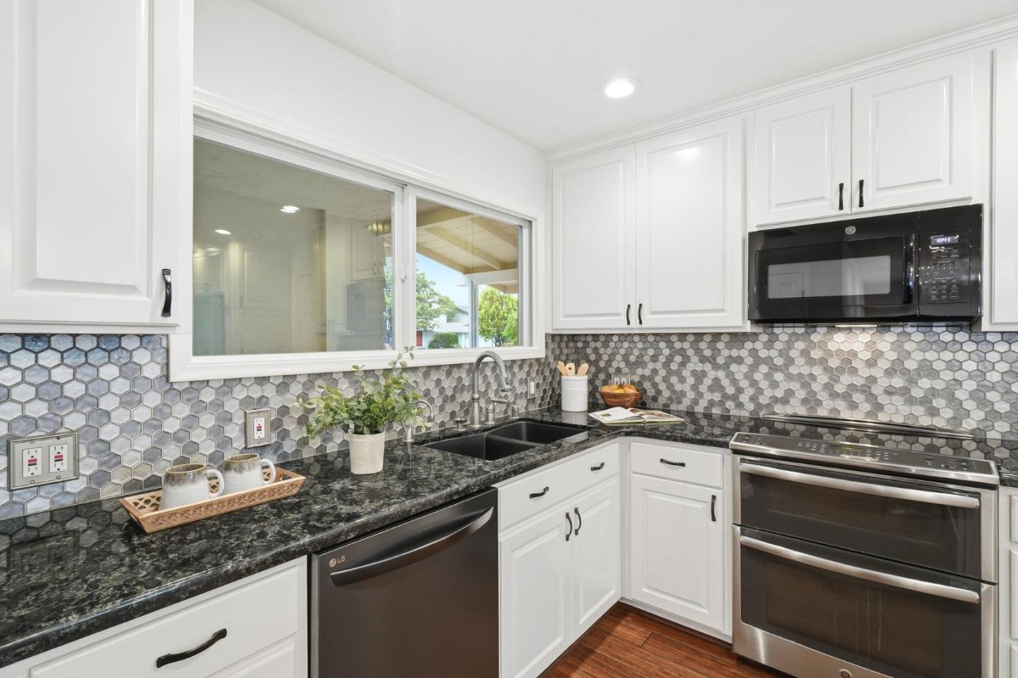 Detail Gallery Image 8 of 40 For 502 Humber Ct, Sunnyvale,  CA 94087 - 3 Beds | 2 Baths