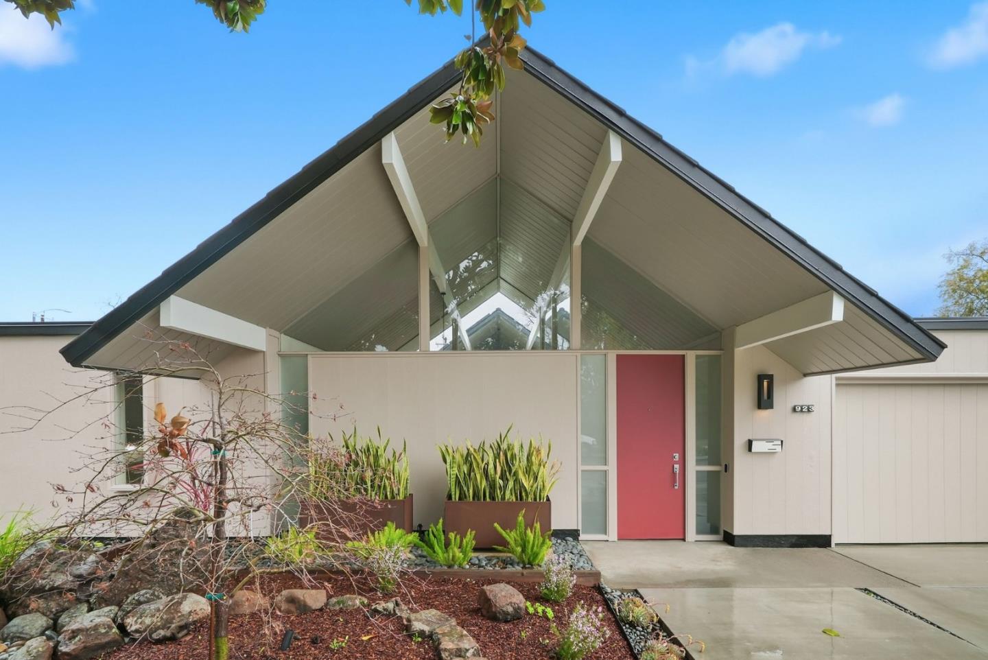 Detail Gallery Image 2 of 44 For 923 Mackenzie Dr, Sunnyvale,  CA 94087 - 4 Beds | 2 Baths