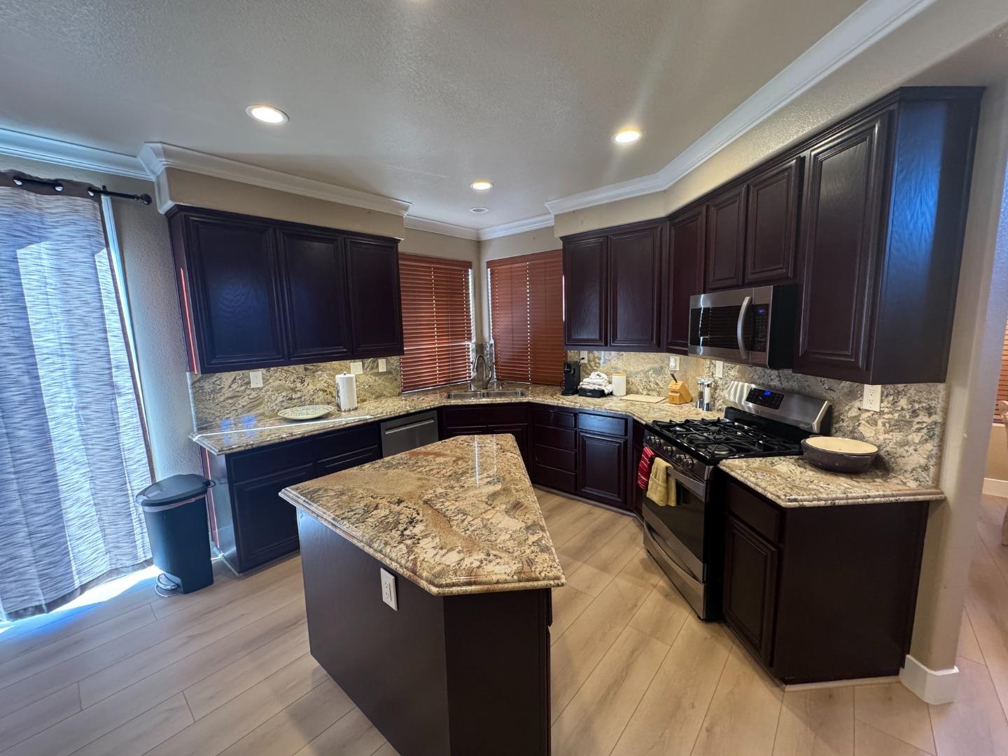 Detail Gallery Image 38 of 53 For 10 Rhine Cir, Salinas,  CA 93906 - 5 Beds | 3 Baths