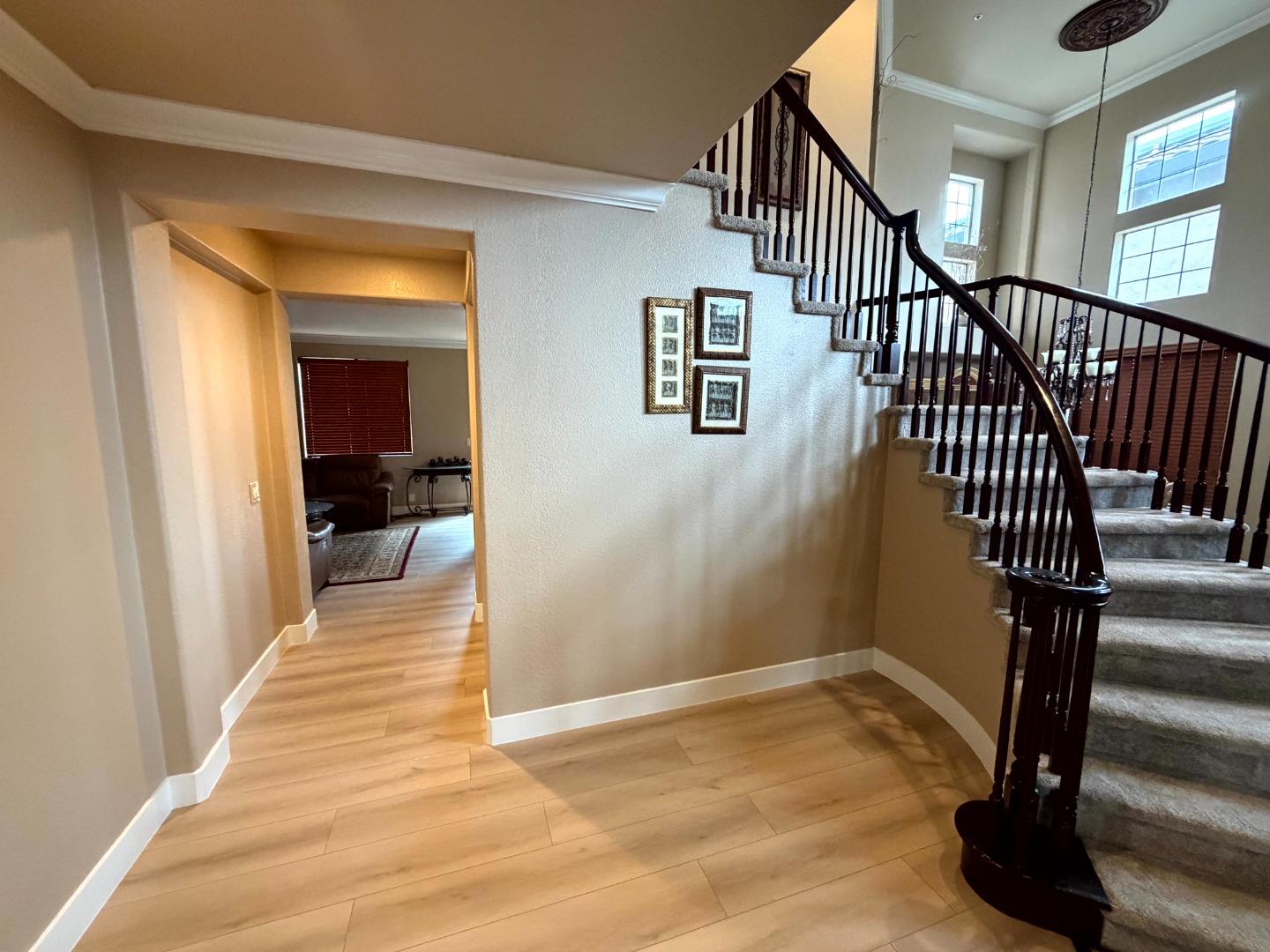 Detail Gallery Image 7 of 53 For 10 Rhine Cir, Salinas,  CA 93906 - 5 Beds | 3 Baths