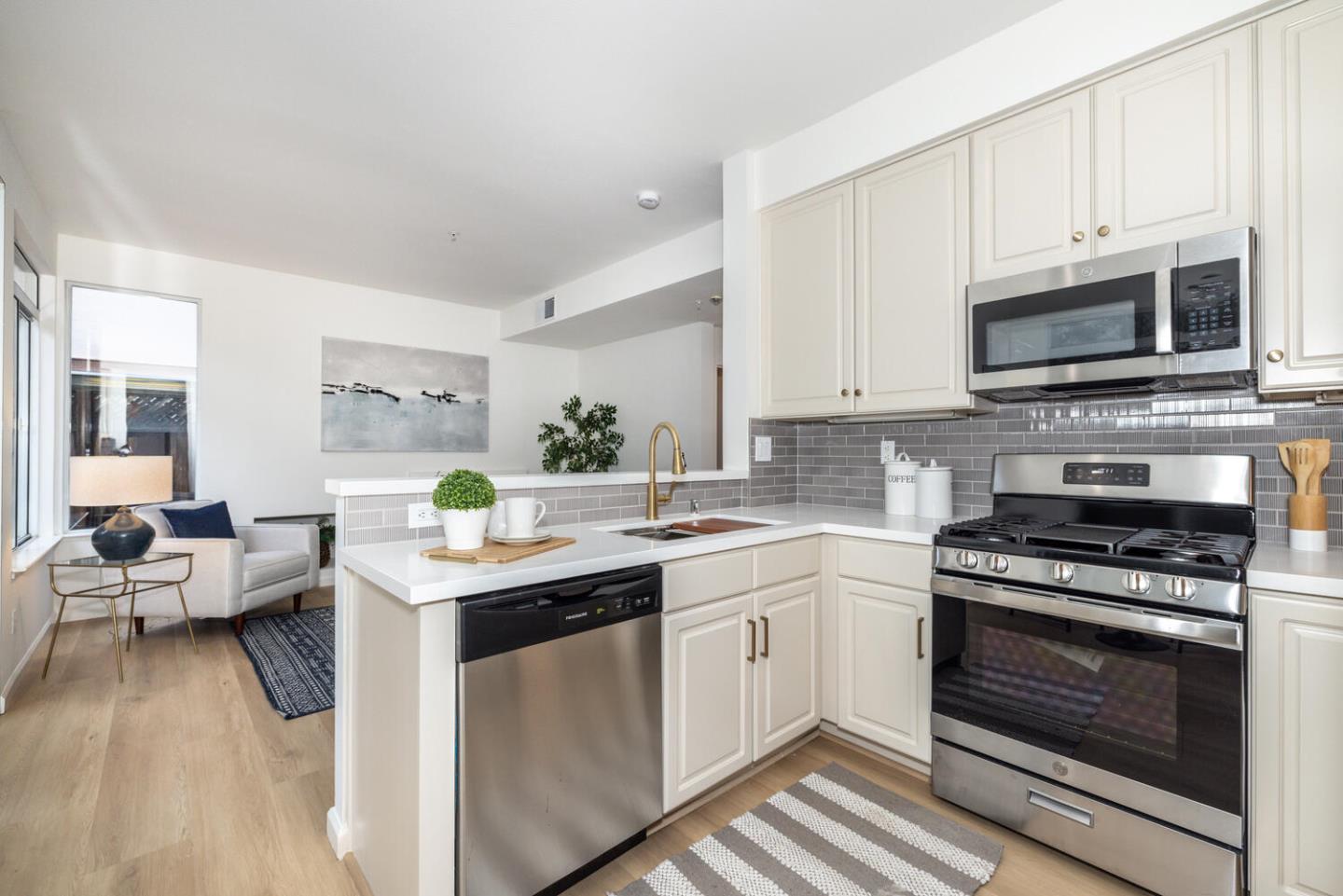 Detail Gallery Image 8 of 16 For 429 S Frances St, Sunnyvale,  CA 94086 - 3 Beds | 2/1 Baths