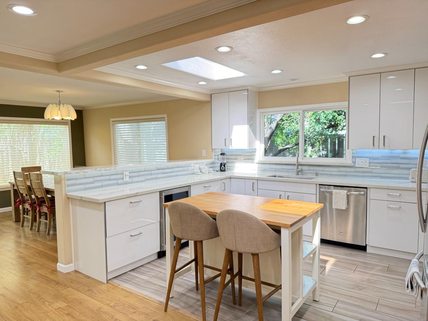 Detail Gallery Image 6 of 32 For 638 Rand St, San Mateo,  CA 94401 - 3 Beds | 2/1 Baths