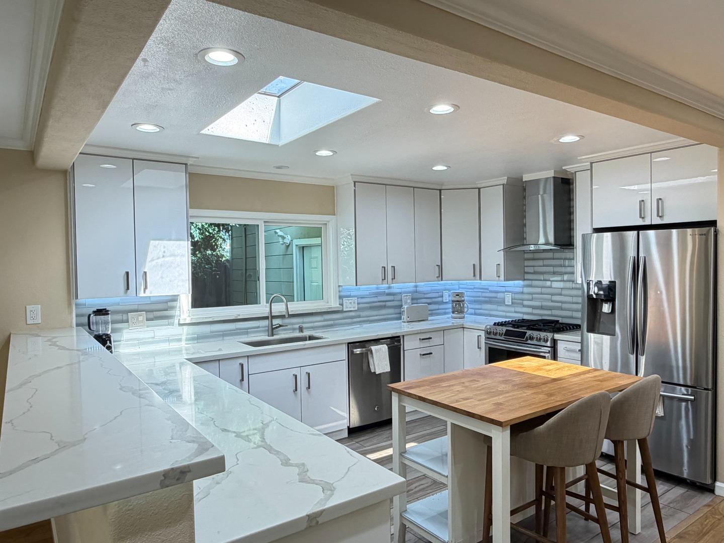 Detail Gallery Image 7 of 32 For 638 Rand St, San Mateo,  CA 94401 - 3 Beds | 2/1 Baths