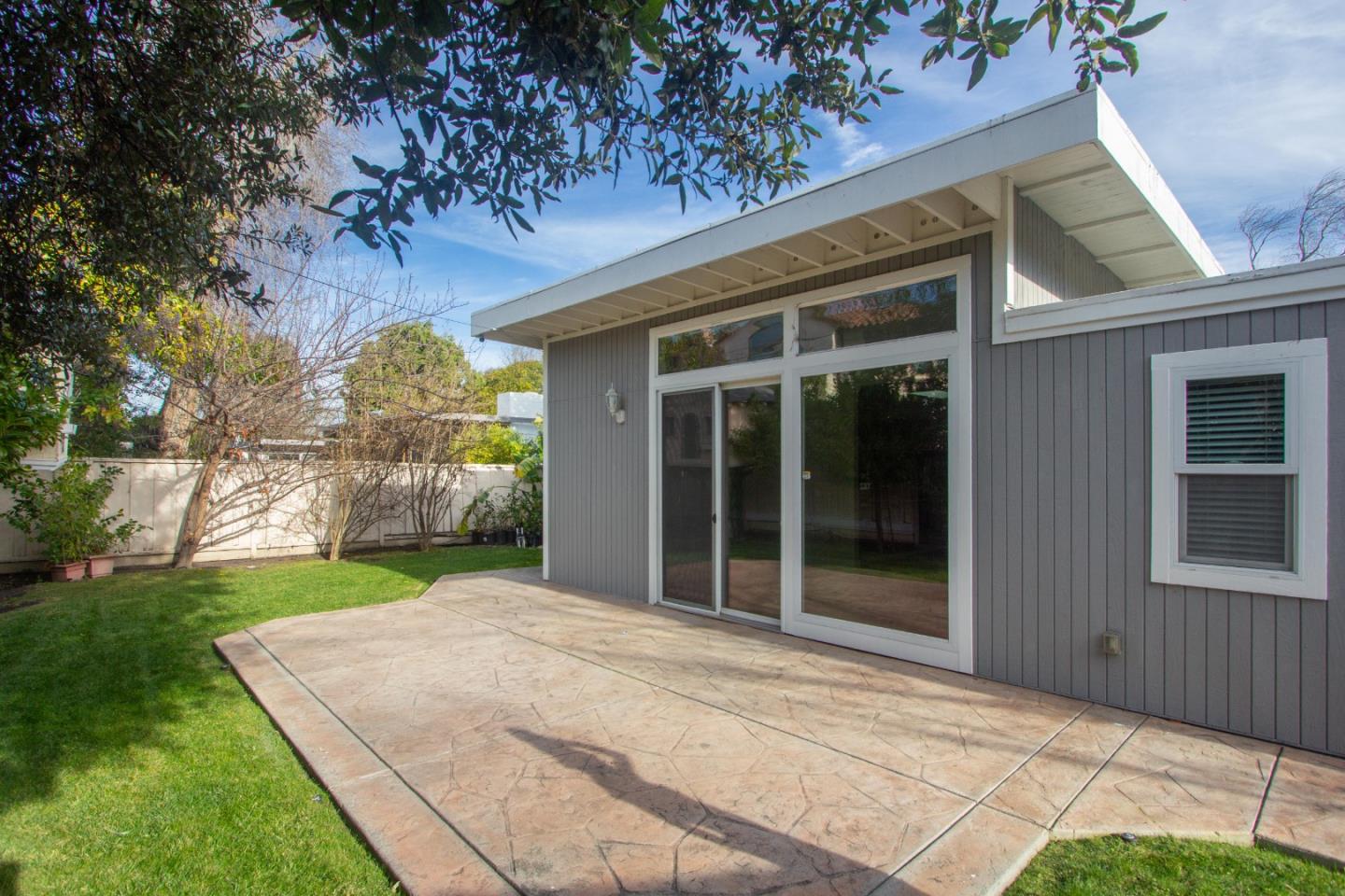 Detail Gallery Image 4 of 16 For 827 Richardson Ct, Palo Alto,  CA 94303 - 5 Beds | 3/1 Baths