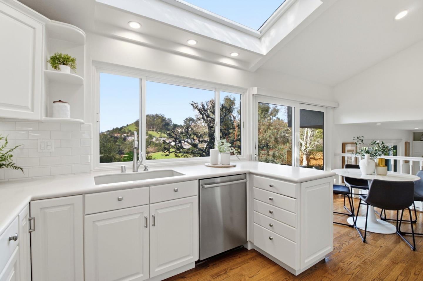 Detail Gallery Image 14 of 53 For 1912 Los Altos Dr, San Mateo,  CA 94402 - 4 Beds | 3 Baths