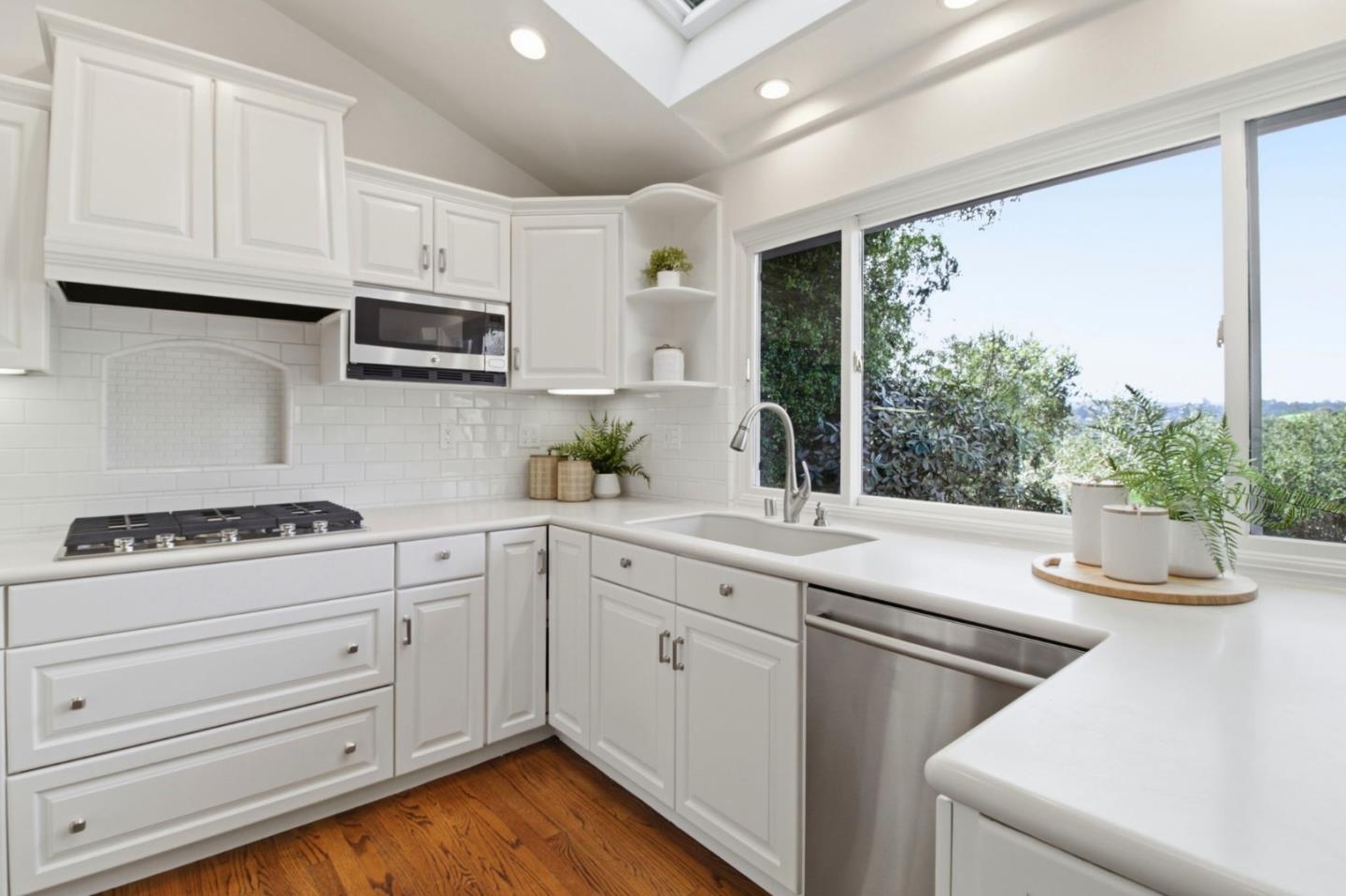 Detail Gallery Image 16 of 53 For 1912 Los Altos Dr, San Mateo,  CA 94402 - 4 Beds | 3 Baths