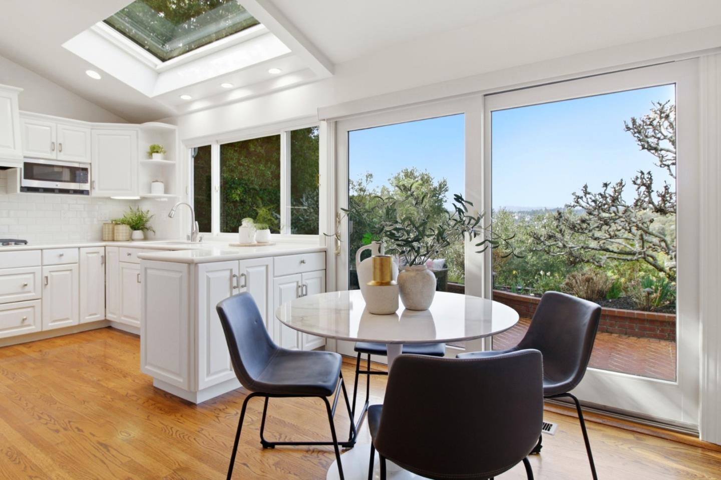 Detail Gallery Image 19 of 53 For 1912 Los Altos Dr, San Mateo,  CA 94402 - 4 Beds | 3 Baths